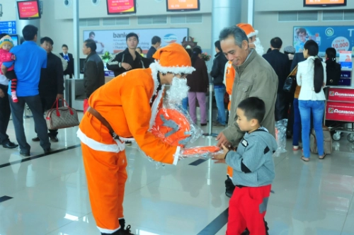 100 ông già noel tặng quà cho khách nhí tại sân bay - 2