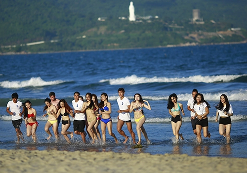 5000 người chạy chân trần dọc bãi biển đà nẵng - 1