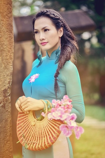 Anh thư duyên dáng với áo dài hoa - 1