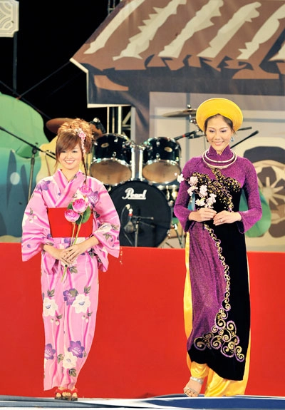 Áo dài kimono khoe sắc trên sân khấu hội an - 11