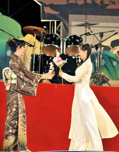 Áo dài kimono khoe sắc trên sân khấu hội an - 12