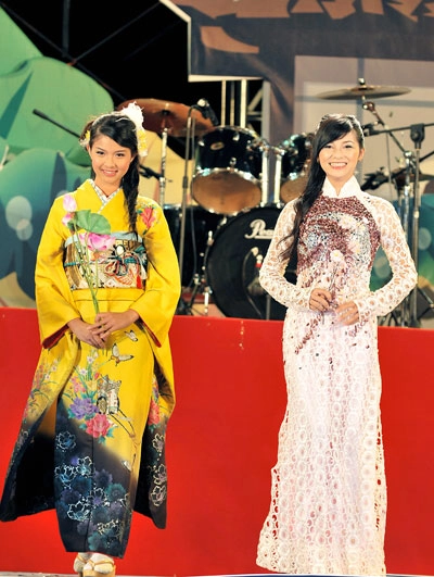 Áo dài kimono khoe sắc trên sân khấu hội an - 13