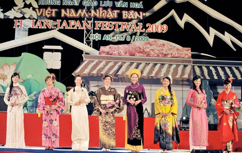 Áo dài kimono khoe sắc trên sân khấu hội an - 14
