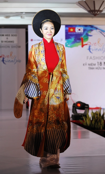Áo dài việt khoe sắc bên hanbok hàn - 2