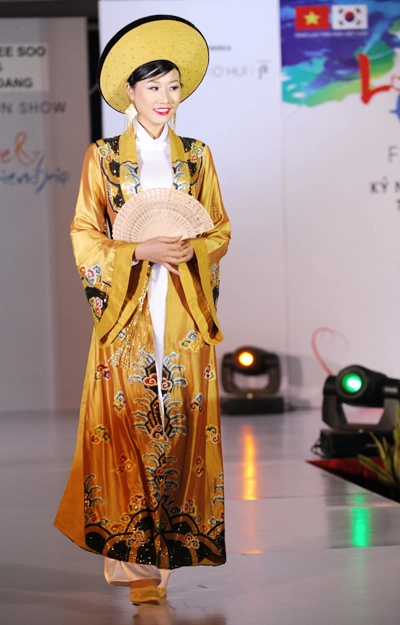 Áo dài việt khoe sắc bên hanbok hàn - 3