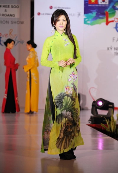 Áo dài việt khoe sắc bên hanbok hàn - 4