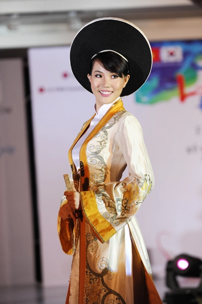 Áo dài việt khoe sắc bên hanbok hàn - 5