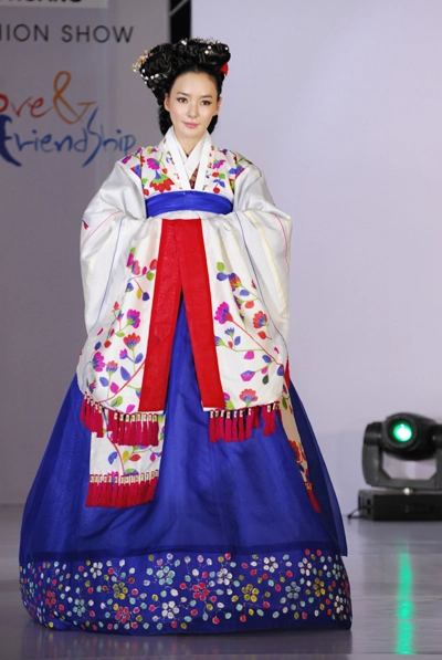Áo dài việt khoe sắc bên hanbok hàn - 10
