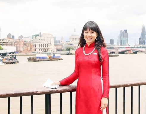 Áo dài việt tung bay bên dòng sông thames - 11