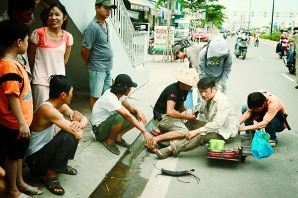 Bằng kiều vỡ nợ lê lết đi ăn xin trên đường phố sài gòn - 10