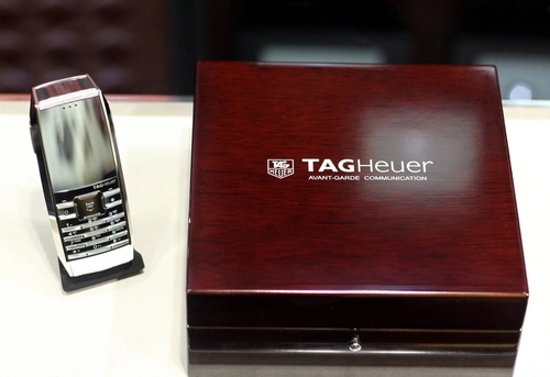 Bộ ba điện thoại độc giá trăm triệu đồng của tag heuer - 3