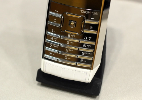 Bộ ba điện thoại độc giá trăm triệu đồng của tag heuer - 6