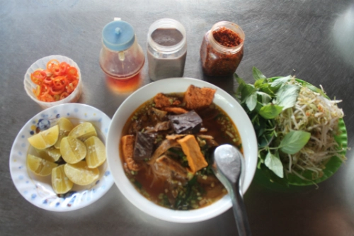 Bún riêu cua và cơm tấm ở côn đảo - 1