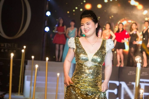 Các bà nội trợ trung quốc tự tin catwalk trong show diễn nội y - 5