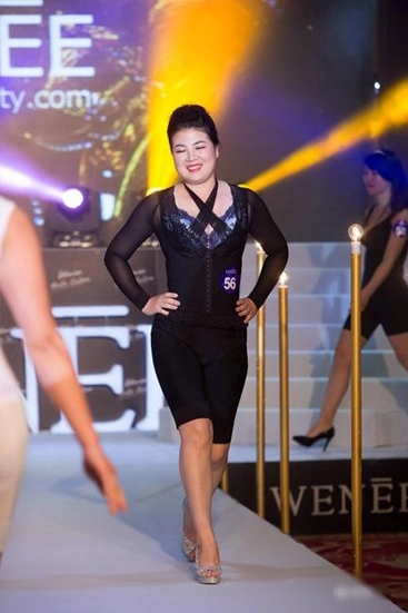 Các bà nội trợ trung quốc tự tin catwalk trong show diễn nội y - 7