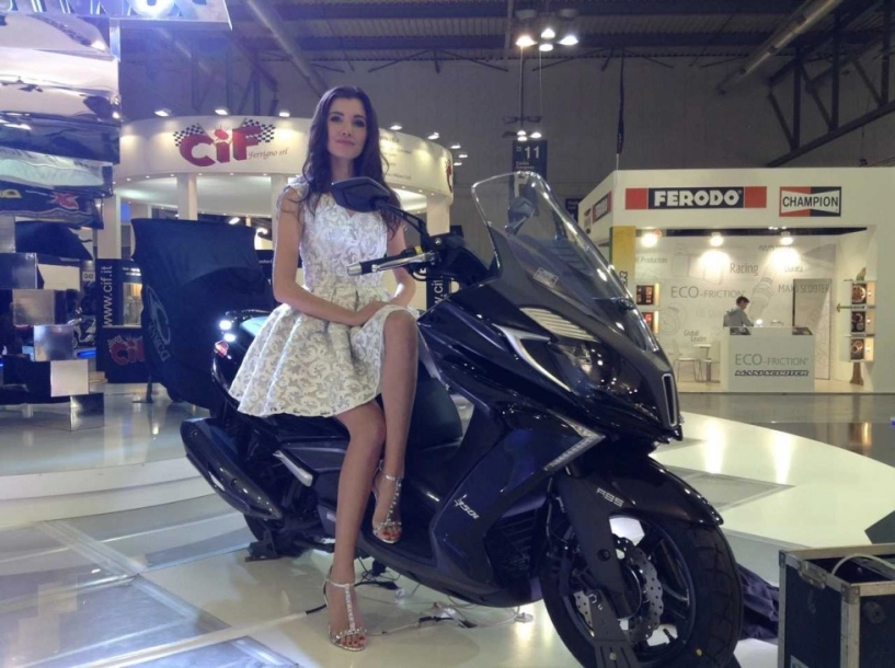 Các mỹ nữ gợi cảm bên cạnh dàn xe mô tô khủng tại triển lãm eicma 2015 - 3