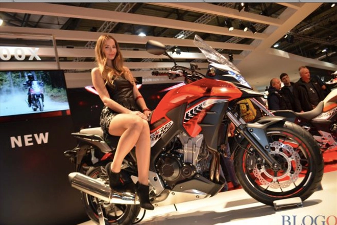 Các mỹ nữ gợi cảm bên cạnh dàn xe mô tô khủng tại triển lãm eicma 2015 - 5