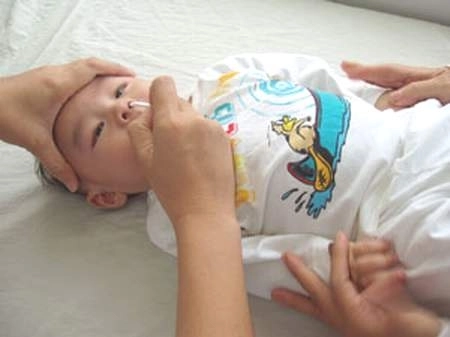 Cách vệ sinh mũi an toàn cho bé - 3
