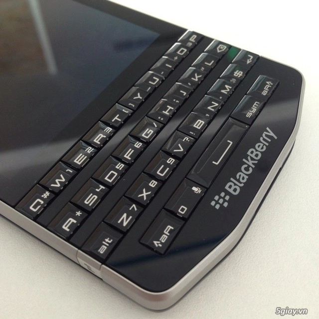 Cận cảnh chiếc blackberry porsche design p9983 mạnh mẽ và lôi cuốn - 5