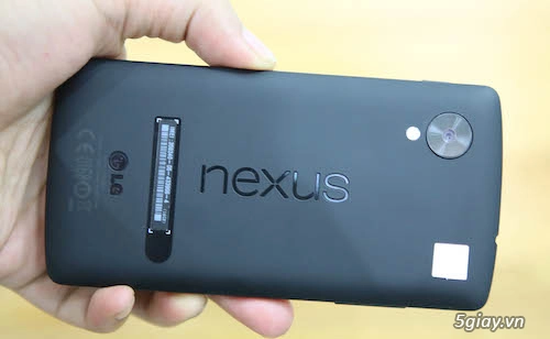 Cận cảnh thiết kế và màn hình của nexus 5 - 1