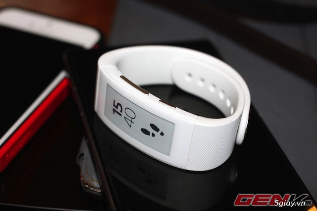 Cận cảnh vòng đeo tay sony smartband talk - 2