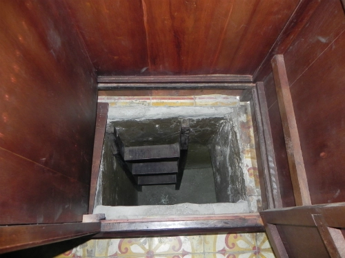 Căn hầm bí mật dưới chiếc tủ gỗ ở sài gòn - 2