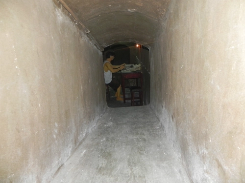 Căn hầm bí mật dưới chiếc tủ gỗ ở sài gòn - 3
