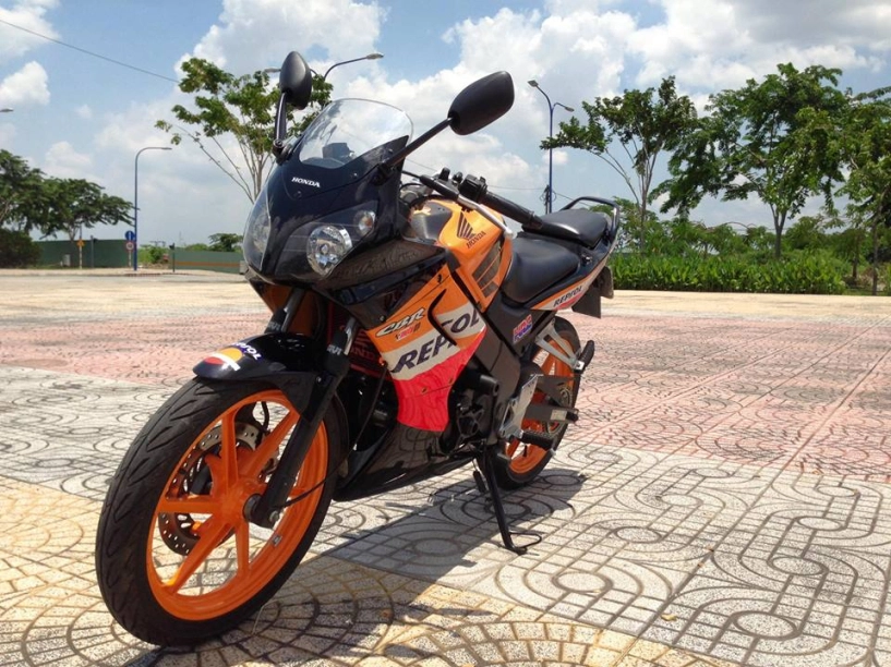 Cặp đôi cbr 150cc tạo dáng trên phố - 8