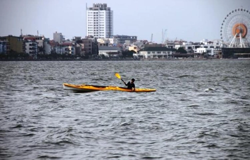 Chèo thuyền kayak trên hồ tây lộng gió - 2