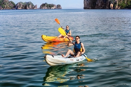 Chèo thuyền kayak trên vịnh hạ long - 1
