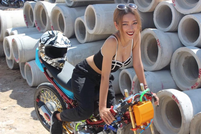 Chiếc exciter độ drag bên cạnh hot girl - 4