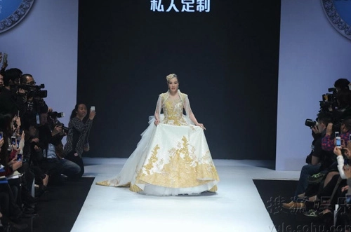 Chung lệ đề mặc váy cưới trên sàn catwalk - 1