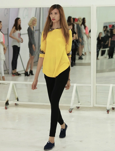 Cô gái cao 19 m tập catwalk cho show thời trang tóc - 3