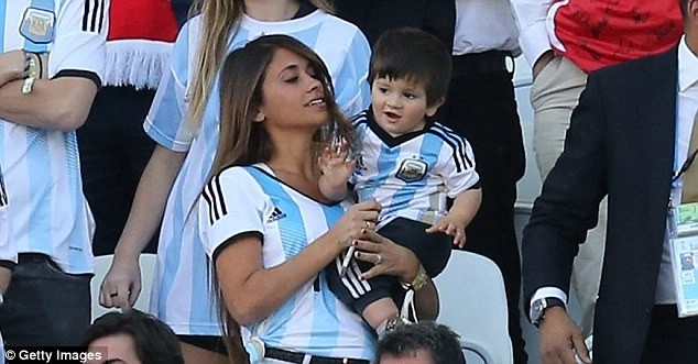 Con trai messi ngơ ngác cổ vũ bố trên khán đài - 3