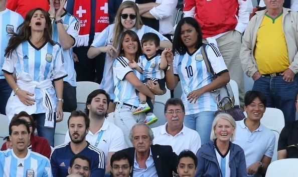 Con trai messi ngơ ngác cổ vũ bố trên khán đài - 9