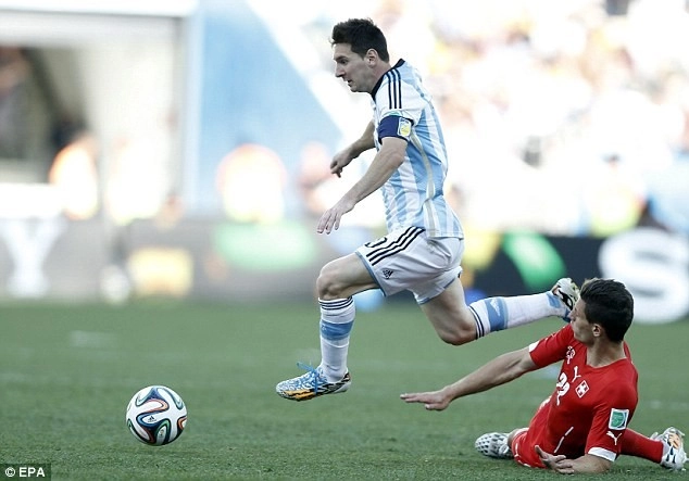 Con trai messi ngơ ngác cổ vũ bố trên khán đài - 10