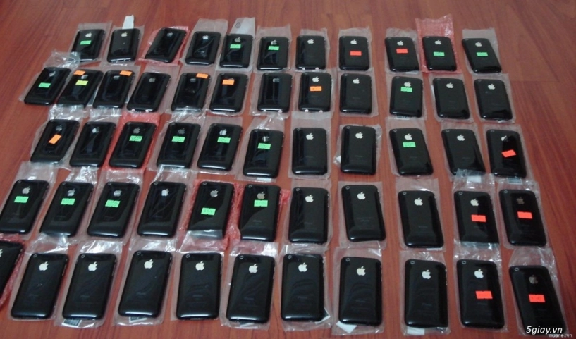 Cửa hàng bị trộm mất hàng chục chiếc điện thoại iphone - 2