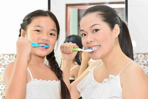 Cùng mẹ con mỹ lệ học chải răng đúng cách - 3