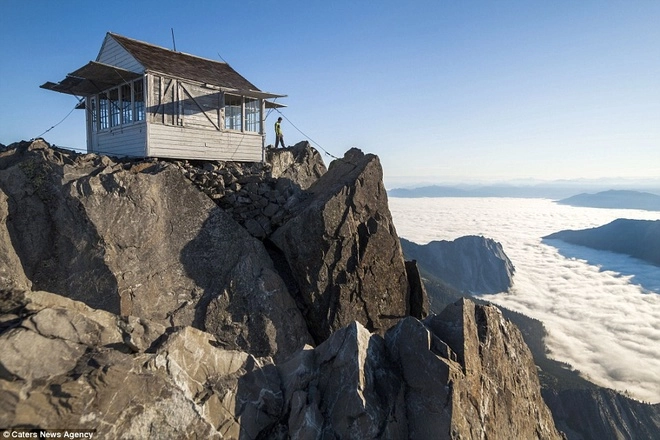 Du khách săn mây trên đỉnh núi đá cao hơn 2000 m - 4