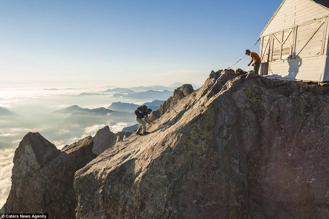 Du khách săn mây trên đỉnh núi đá cao hơn 2000 m - 7
