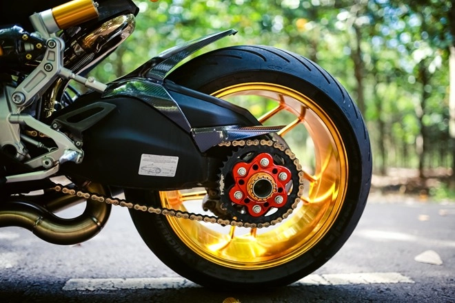 Ducati 899 panigale với mâm mạ chrome độc đáo của biker đồng nai - 3