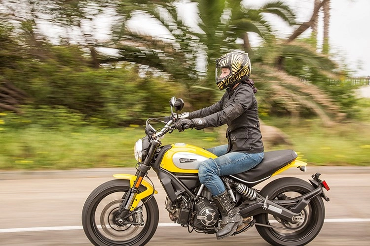 Ducati scrambler của cô nàng nhà báo xinh đẹp - 8