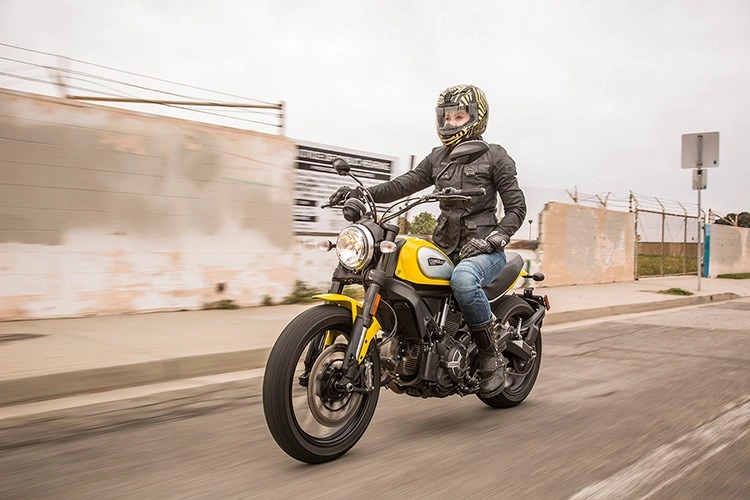 Ducati scrambler của cô nàng nhà báo xinh đẹp - 9