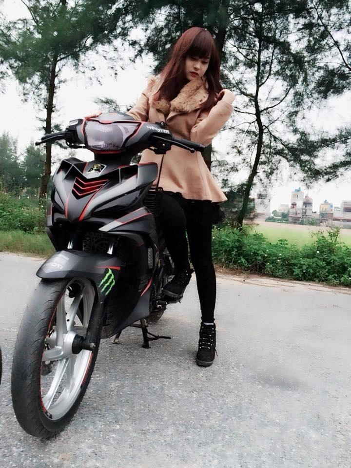 Exciter 135 chế nhựa hầm hố so dáng cùng người đẹp trong ngày giá lạnh - 2