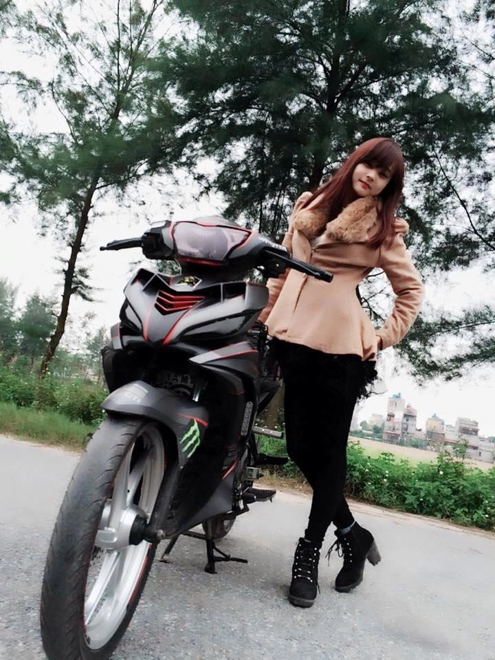 Exciter 135 chế nhựa hầm hố so dáng cùng người đẹp trong ngày giá lạnh - 3