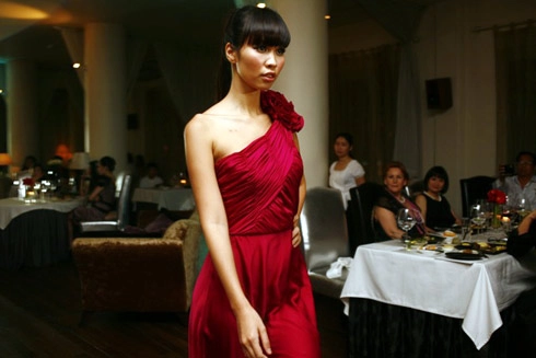 Hà anh uyển chuyển trên sàn catwalk - 4