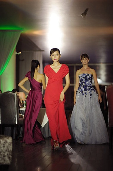 Hà anh uyển chuyển trên sàn catwalk - 6