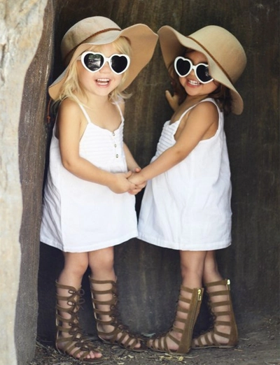 Hai bé gái được mẹ cho mặc đồ đôi sành điệu - 5