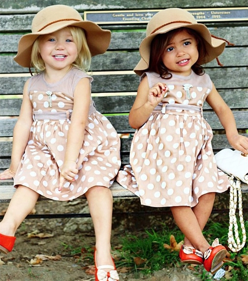 Hai bé gái được mẹ cho mặc đồ đôi sành điệu - 6