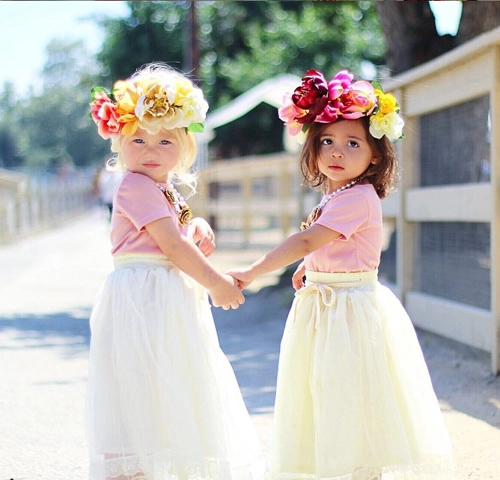 Hai bé gái được mẹ cho mặc đồ đôi sành điệu - 1